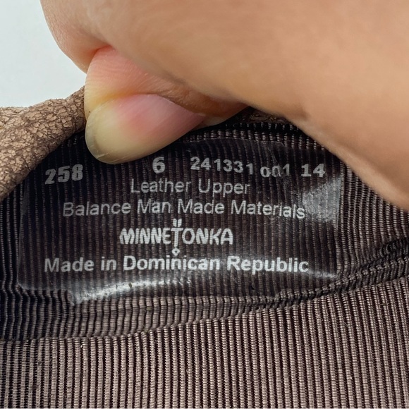 NWOB Minnetonka Anna Ballerina Flat in Distressed Leather, 6 - Picture 13 of 15